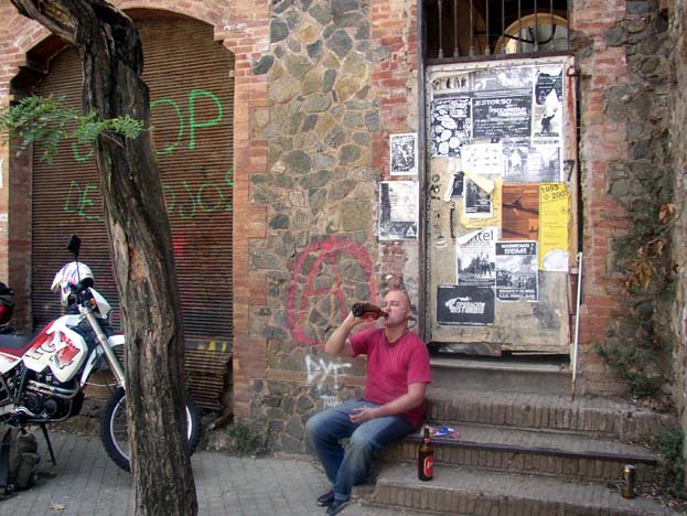 Ankunft in Barcelona: Warten auf Einlass in ein besetztes Haus.