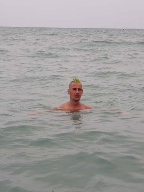 Tino beim Bad im Mittelmeer, Port Leucate in Sdfrankreich