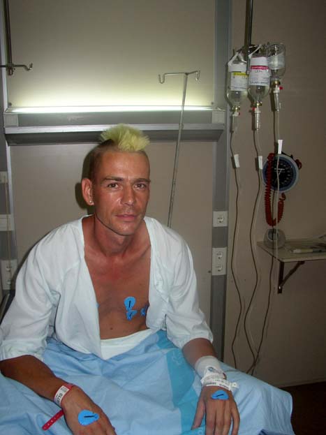 Der Abbruch unseres Urlaubs: Tino mit stark blutendem Magengeschwr im Krankenhaus in Barcelona.