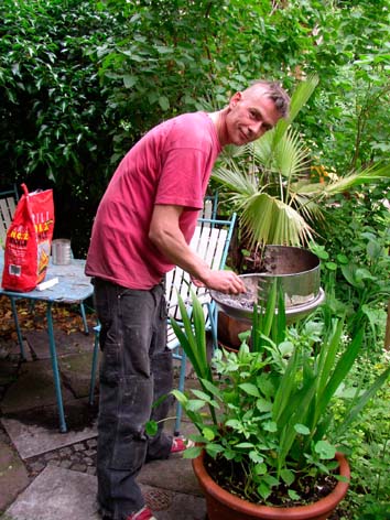 Im Garten beim Grillen