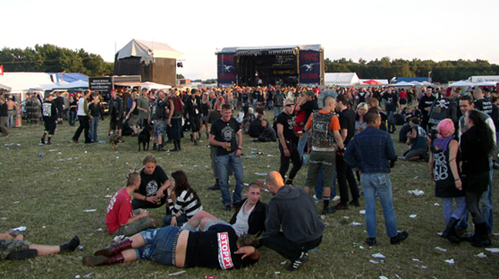 Force-Attack Punk Festival in Rostock - Blick auf die Hauptb�hne mit Punks im Vordergrund