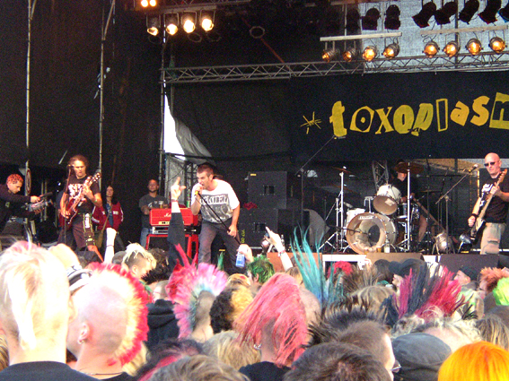 Picture: Force-Attack Punk Festival 2005 - Die Punk-Band Toxoplasma aus Neuwied mit Wally als Leadsnger