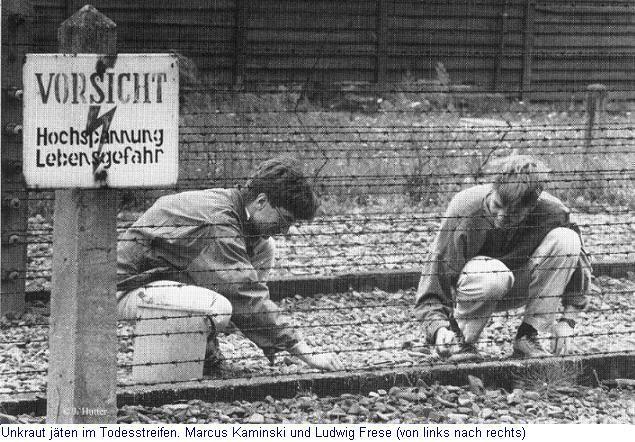 Unkraut jten im 'Todesstreifen': Marcus Kaminski und Ludwig Frese