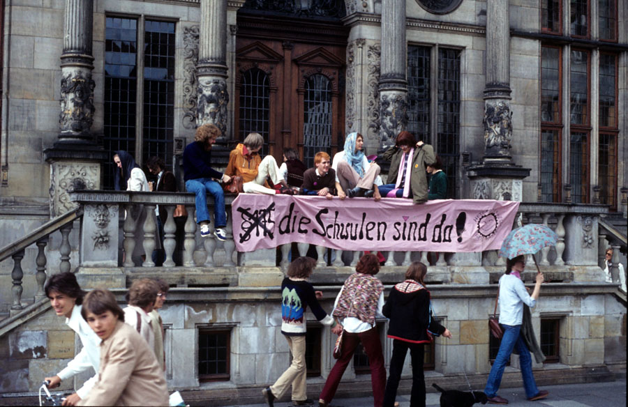 Die Treppen des Schtting am Bremer Marktplatz (Haus der Kaufmannschaft, heute Sitz der Handelskammer) werden in Beschlag genommen.