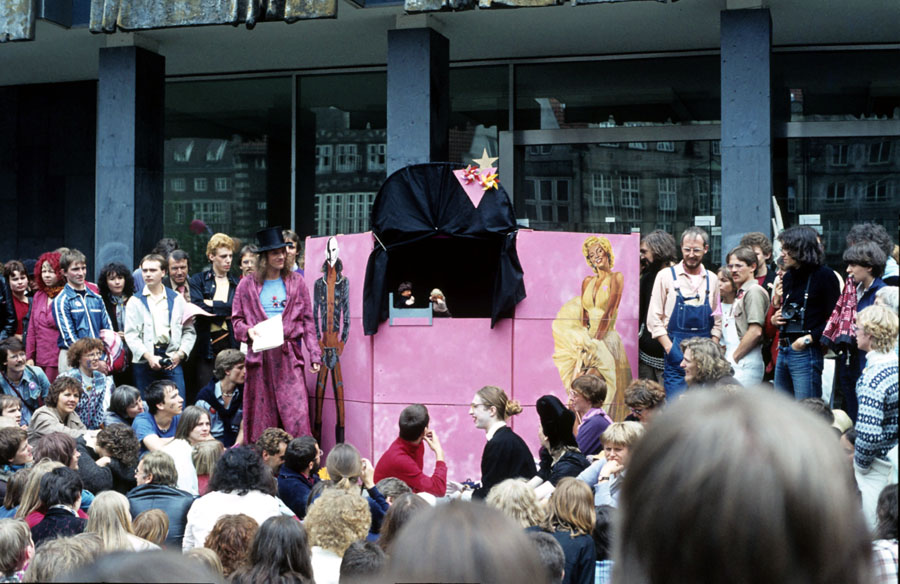 Vor der Bremischen Brgerschaft: Schwuler Karneval 1979.