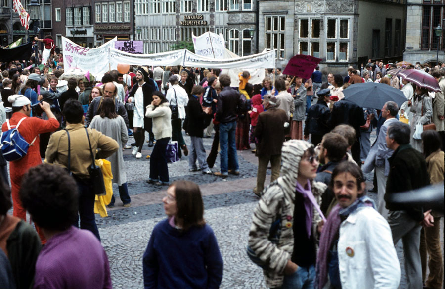 Auf dem alten Bremer Markt: Schwuler Karneval 1979.