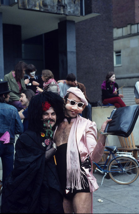 Auf dem alten Bremer Markt: Schwuler Karneval 1979.