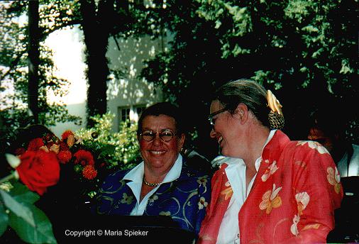 Evelyne Heiz und Susanne Gl, Bremens erstes eingetragene Paar am 1.August 2001