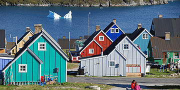 Qasigiannguit in der Mitte des Ortes