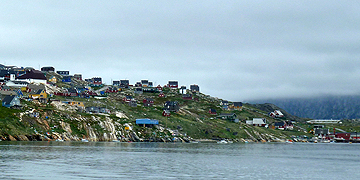 Qasigiannguit vom Meer aus betrachtet
