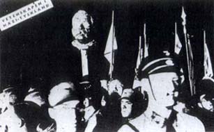 B�cherverbrennung auf dem berliner Opernplatz: Die B�ste von Magnus Hirschfeld wird zum Scheiterhaufen getragen